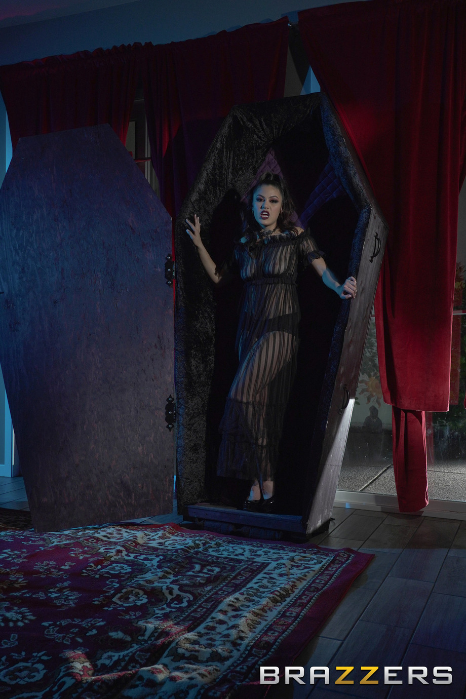 Creeping In Her Crypt 00