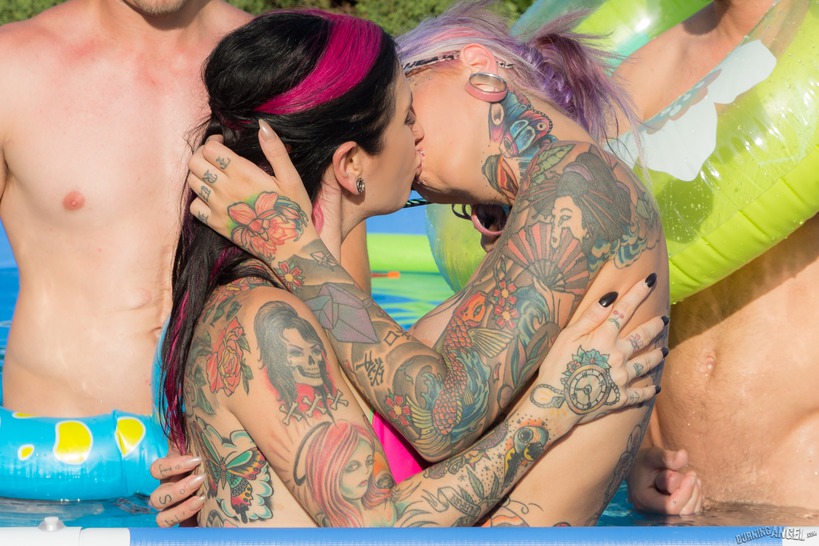 Sydnee Vicious In Threesome 02