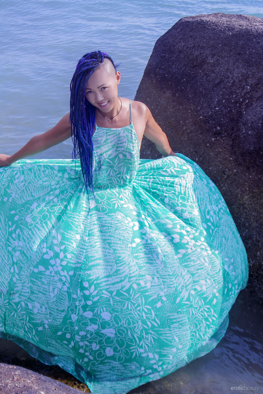 Exotic Babe Julie 00