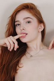 Russian beauty Jia Lissa looks pretty in a pink top-08