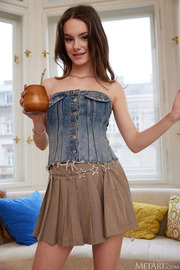 Presenting Liz Ocean-00