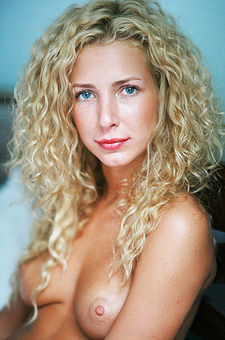 Fanya Shows Amazing Naked Body In Bedroom